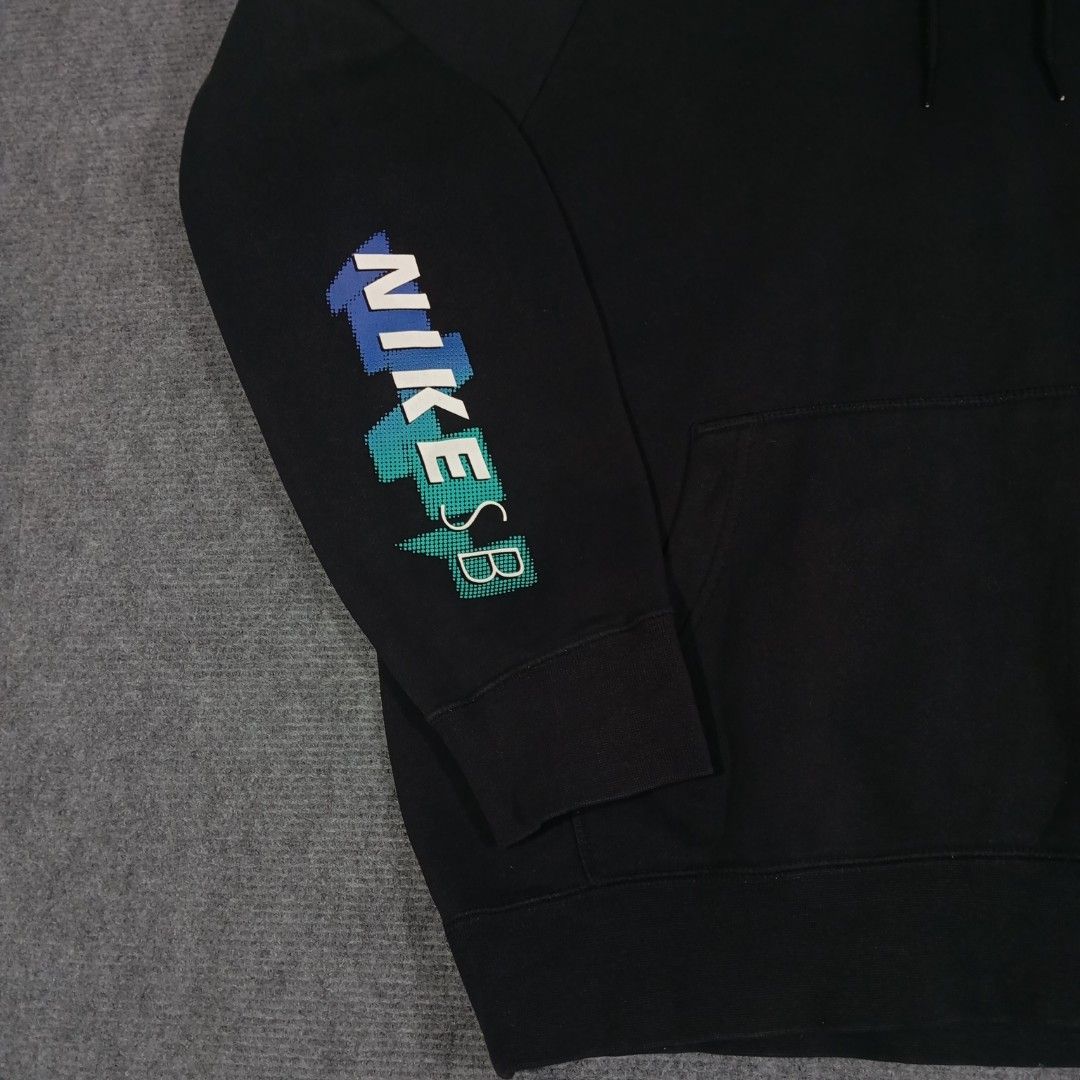 Nike SB Icon GFX Pullover Hoodie (Category: Coats, Jackets and Outerwear) located in Taguig. Submitted by sito. (Listing ID 1458970691, Image 2). Description: Nike SB Icon GFX Pullover Hoodie Size: XXL Length: 26 Width: 24.5 Color rate: 10/10 Issue: None Excellent Condition This piece is PRIZE, We can deal, Mate! Hit the message so we can Negotiate. 📩 🏷️ : ₱ 749 🌏 : We ship worldwide via DHL! For our local customers, we also offe J&T and Lalam