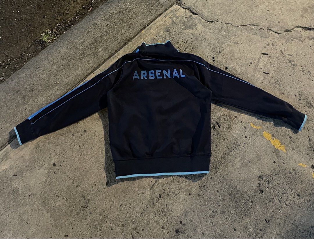Nike track jacket (Category: Coats, Jackets and Outerwear) located in Davao. Submitted by rendyl_lada (Listing ID 1459064479, Image 2). Description: Good as new issue can be seen on the pic (missing puller on pocket) freeshipping .