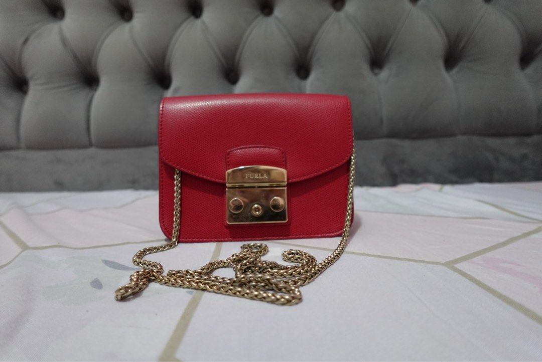 Original Furla Sling bag (Category: Luxury Bags & Wallets) located in Manila. Submitted by catherinec05859 (Listing ID 1458961942, Image 1). Description: - Authentic Original Furla Sling Bag - Color: Vibrant Red - Features a stylish gold-tone clasp and chain strap - Compact and perfect for essentials.
