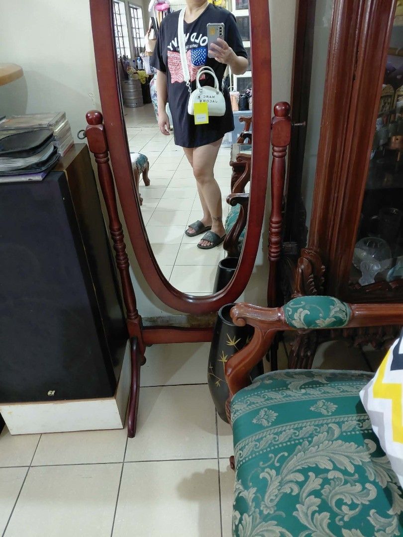 Original Marc Jacobs Silver Mini Duffle Bag (Category: Luxury Bags & Wallets) located in Pasig City. Submitted by janalopez904 (Listing ID 1456764852, Image 3). Description: - Authentic Marc Jacobs Mini Duffle Bag - Color: Silver - Original Price: PHP 10,000 - Selling Price: PHP 3,500 - Includes original dust bag and tags - Condition: Great, well-maintained - Perfect for a stylish new owner!.