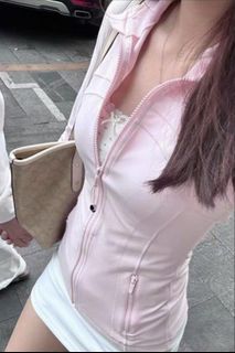 (Category: ) located in . Submitted by lilliess.closet (Listing ID 1458996655, Image 1). Description: .