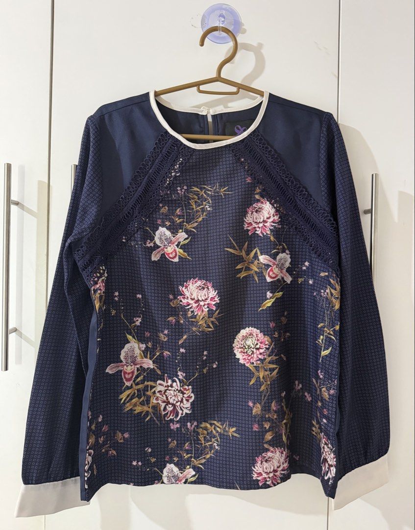 Plains & prints top (Category: Blouses) located in Santiago. Submitted by shoppaholickikay (Listing ID 1459038822, Image 1). Description: .