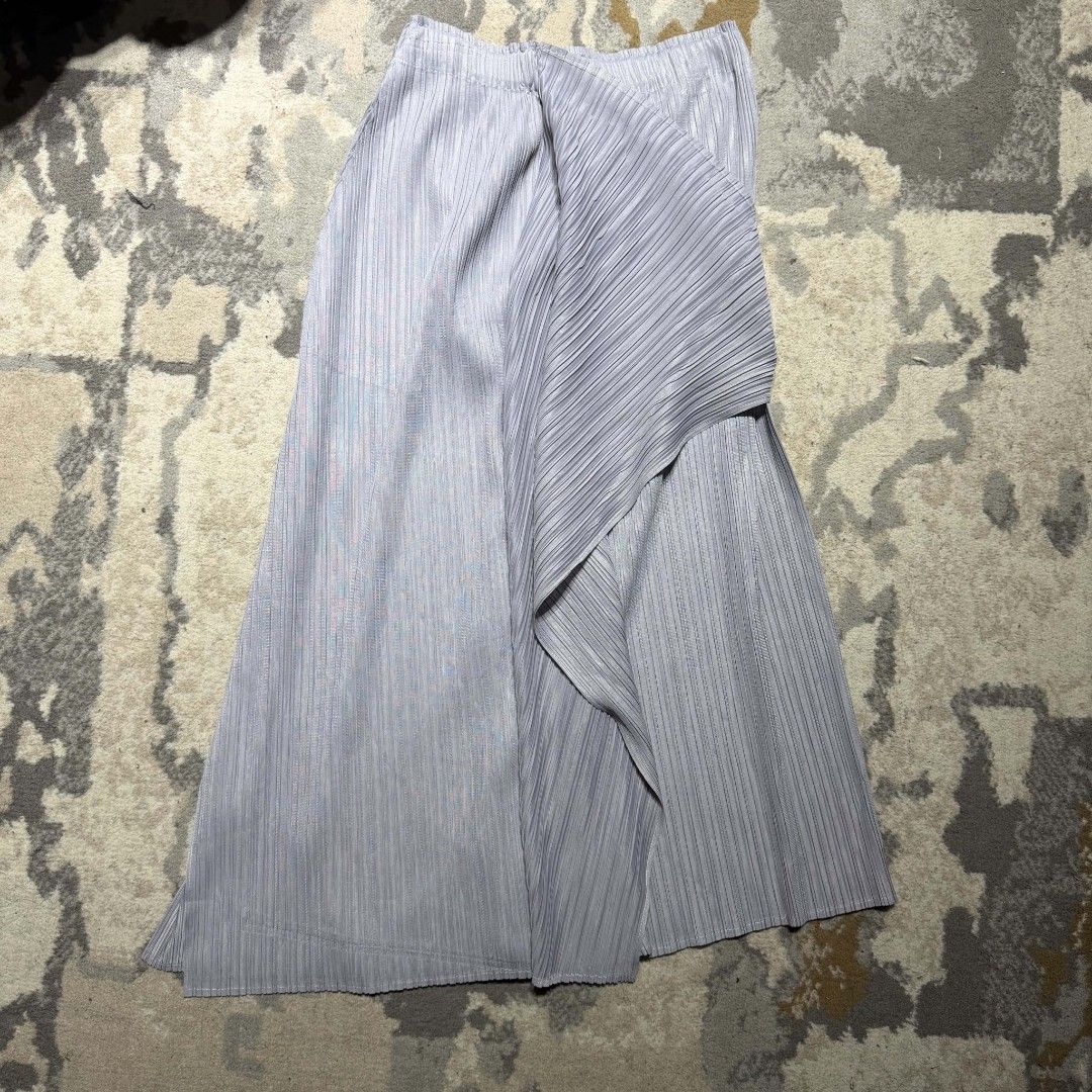 Pleats Please Seatangle flares Long Skirt (Category: Luxury Apparel) located in Dagupan City. Submitted by kiroshi12 (Listing ID 1459003631, Image 2). Description: - Authentic Pleats Please Skirt - Size: 3 - Origin: Made in Japan - Material: 100% Polyester - Features: Elastic waistband, unique pleated design - Style: Perfect for dressing up or down.