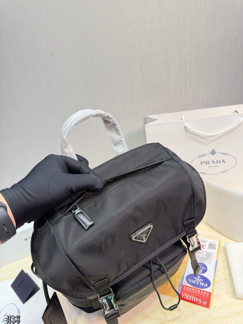 Prada 雙肩包 背囊 （分類：手袋及銀包）位於 Hong Kong。 由 ok-shop 提交（商品編號 1458954278，圖片 3）。簡介： 💰$1580 尺寸：26*15*40cm 材質：尼龍 顏色：多色選擇🎨 狀態：未使用品🆕 訂購：落單後大約3-7日寄出📦 💌購買前請注意以下事項： 💎本店為優質紫鑽認證商店 🎀本店為Carousell官方認證優質商戶 🎀本店設有平台交易保障，可安心購買 🎀本店已連續多年維持5⭐️好評商戶 🎀本店已開業6年，只此一間 ⚠️留意市面不少盜圖抄襲仿冒小店，勿隨意下單受騙～ 🆕未使用品，連原裝禮盒、防塵袋、全套fullset 📸所有貨品全實圖拍攝，設有品質保證，誠心經營，貨真價實 💯歡迎查看本店買家真實好評及訂單紀錄 📱查詢/預訂可隨時DM我，訊息會盡快回覆 。