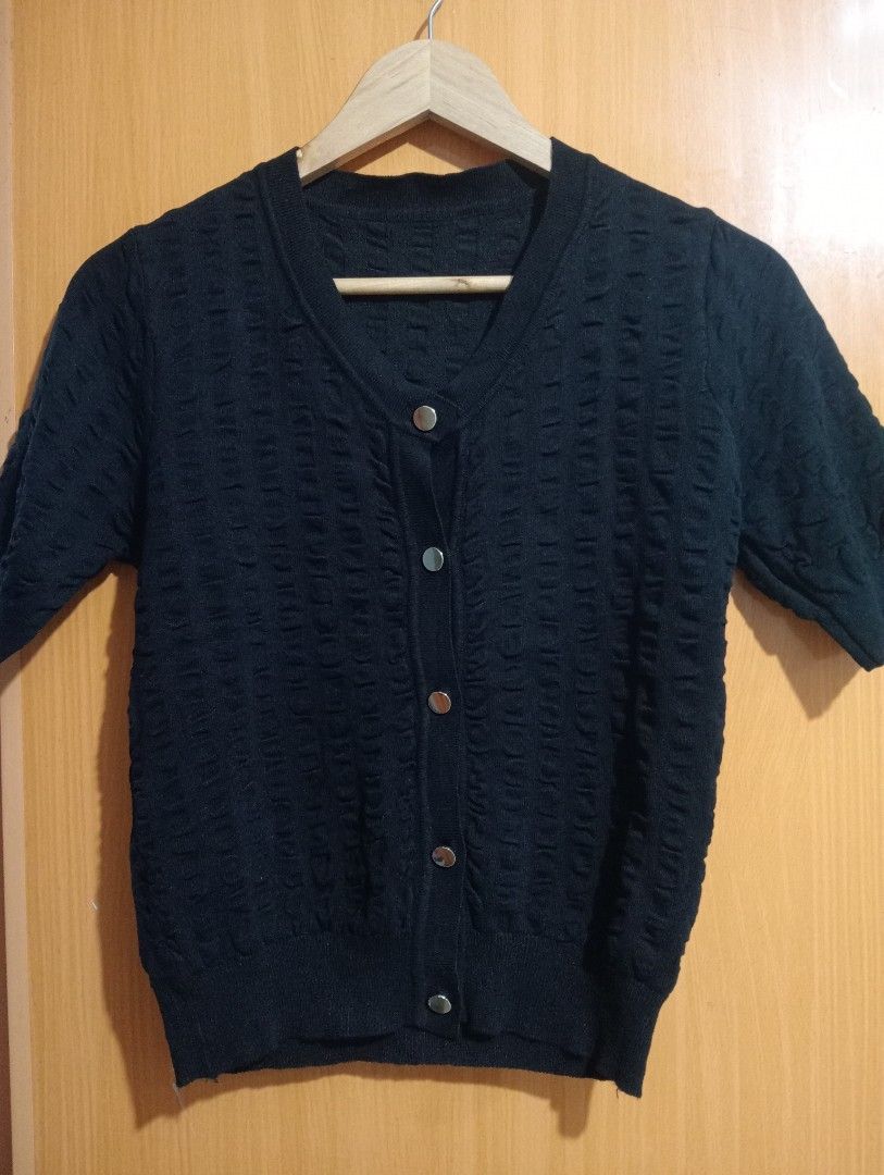 Preloved Black Knitted Button Vneck (Category: Blouses) located in Manila. Submitted by cenasells (Listing ID 1459058087, Image 3). Description: Preloved ( like new ) LP Posted Size : Small to Med Fabric : Soft thick knitted with Bubble Pattern Design Working Buttons.