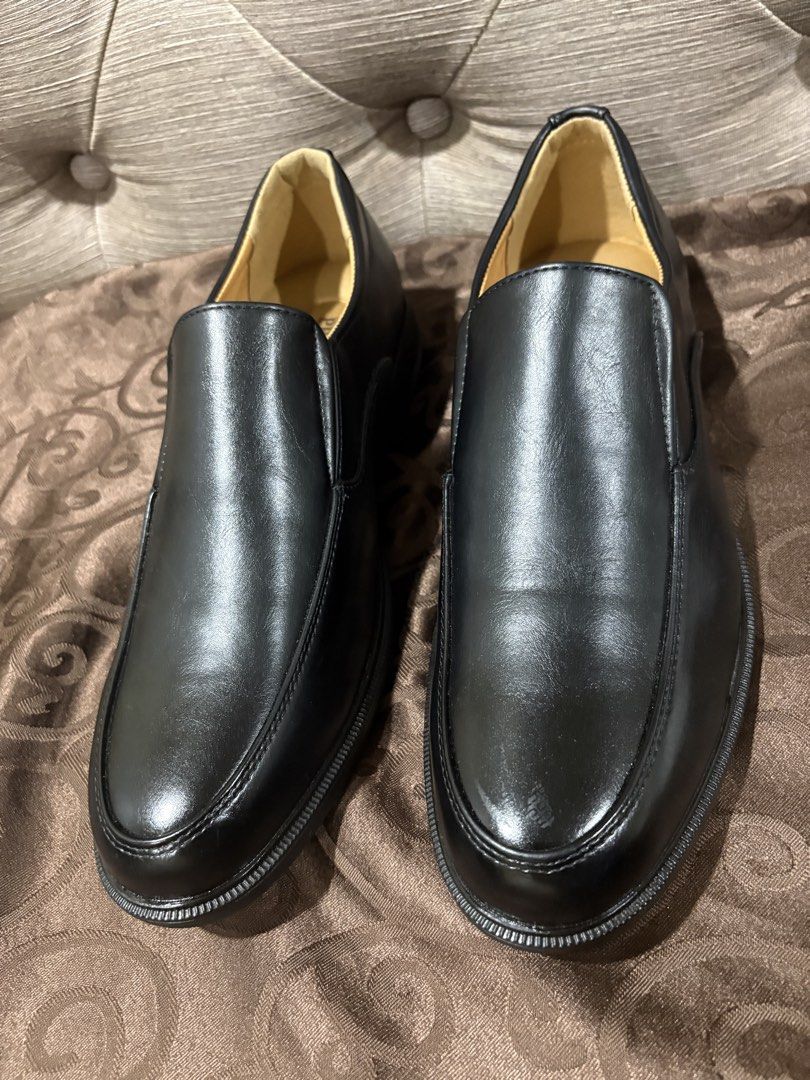 Preview Black Leather Slip-On Loafers (Category: Casual Shoes) located in Manila. Submitted by dig76 (Listing ID 1459024467, Image 1). Description: NO BOX -Classic black leather loafers - Easy slip-on style for everyday wear - Comfortable fit - Soles with a good grip pattern - Great for work or casual outings - Selling as they are no longer needed.