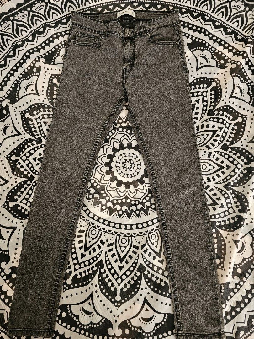 Pull & Bear Grey Wash Slim Fit Jeans (Category: Jeans) located in Quezon City. Submitted by viviezz (Listing ID 1459019383, Image 1). Description: - Brand: Pull & Bear - Color: Grey Wash - Fit: Slim Fit - Origin: Made in Cambodia - Size: EUR 42 / ME 32 - Ideal for: Everyday wear.