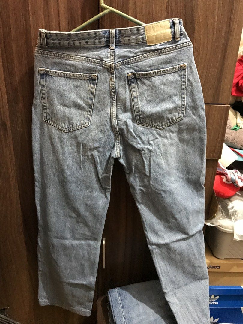 Pull & Bear Light Wash Denim Jeans (Category: Jeans) located in Manila. Submitted by eunicemarzan (Listing ID 1459025850, Image 3). Description: Size: 30waist Baggy fit Altered to 5'3 girlies.