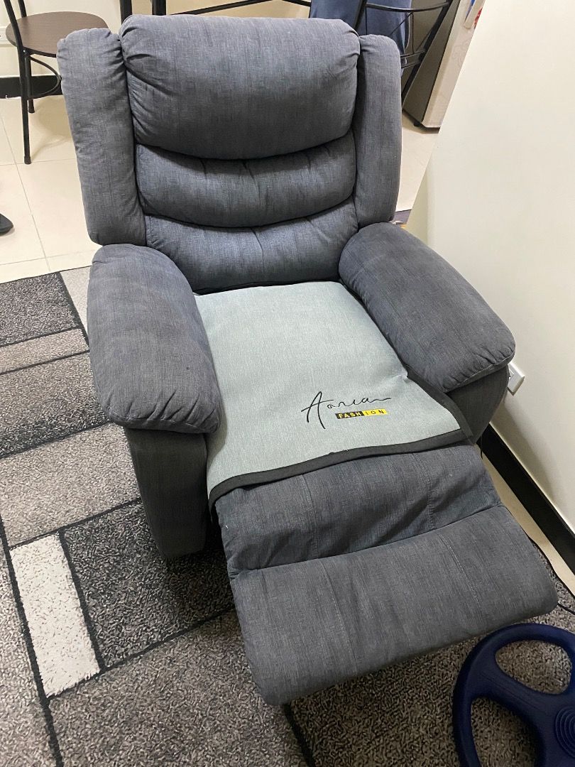Recliner Sofa (Category: Sofas) located in Mandaluyong City. Submitted by true_dealwithk (Listing ID 1459053405, Image 1). Description: 1 seater.