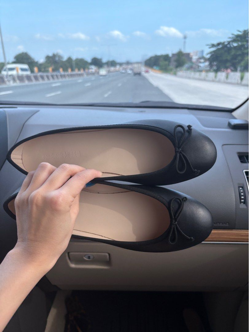 Repetto Style Black Ballet Flats (Category: Flats & Sandals) located in Manila. Submitted by j_decluttering (Listing ID 1458954091, Image 3). Description: - never used - rfs: got the wrong size 🥹 - cute and chic style cos the toe area is shorter like repettos - bought for 1200 - price a little negotiable, just message me!! - flattering overall fit, doesnt cut your legs off - used once - 25-26cm.