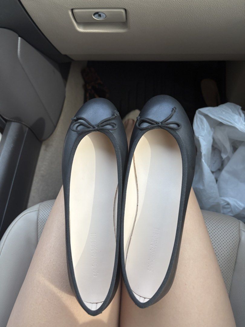 Repetto Style Black Ballet Flats (Category: Flats & Sandals) located in Manila. Submitted by j_decluttering (Listing ID 1458954091, Image 1). Description: - never used - rfs: got the wrong size 🥹 - cute and chic style cos the toe area is shorter like repettos - bought for 1200 - price a little negotiable, just message me!! - flattering overall fit, doesnt cut your legs off - used once - 25-26cm.