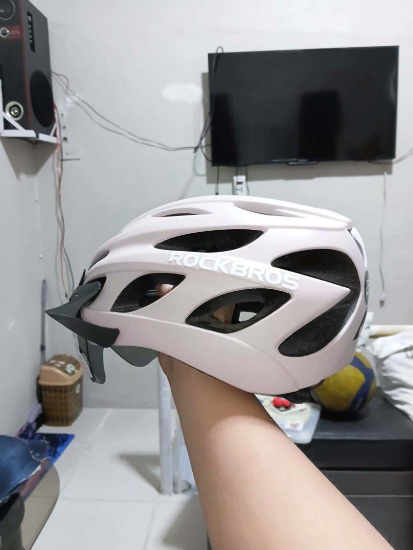rockbros bicycle helmet (Category: Travel Essentials & Accessories) located in Manila. Submitted by valyewed (Listing ID 1459025633, Image 2). Description: Original rockbros bicycle helmet og price: 1.6k Used 3 times lang rfs: binenta na bike Like brand new pa (naalikabokan lang but lilinisin before ibigay sainyo).