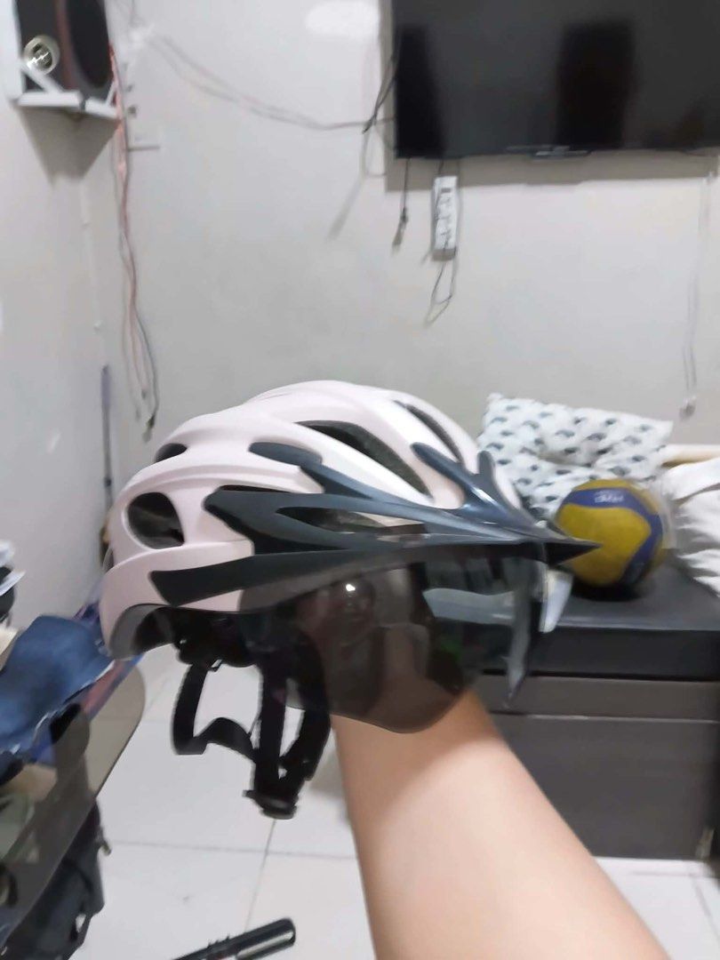 rockbros bicycle helmet (Category: Travel Essentials & Accessories) located in Manila. Submitted by valyewed (Listing ID 1459025633, Image 3). Description: Original rockbros bicycle helmet og price: 1.6k Used 3 times lang rfs: binenta na bike Like brand new pa (naalikabokan lang but lilinisin before ibigay sainyo).