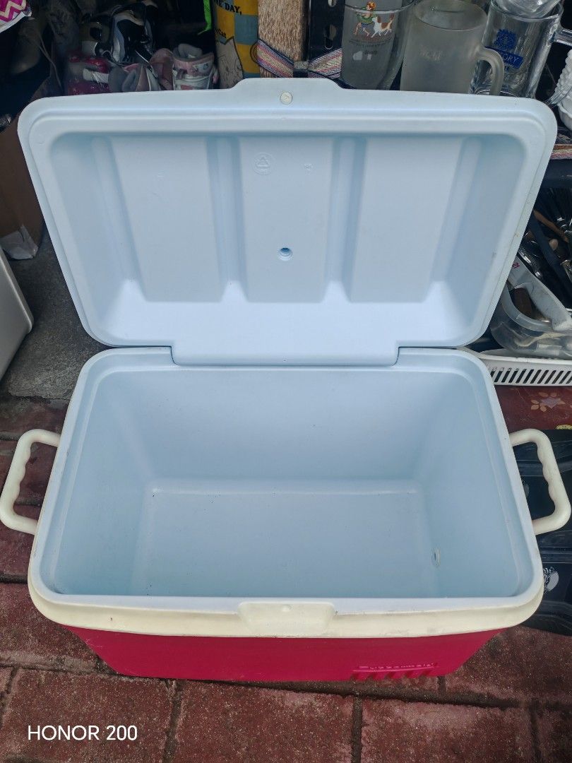Rubbermaid Cooler Box - Red and White (Category: Food Organization & Storage) located in Manila. Submitted by mariceloch01539 (Listing ID 1458896357, Image 3). Description: - Durable Rubbermaid cooler box - Classic red base with white lid - Bright light blue interior - Ideal for picnics, camping trips, and parties - Sturdy side handles for convenient carrying - Shows minor scuffs from normal use, but fully functional - Approximate dimensions: 22"