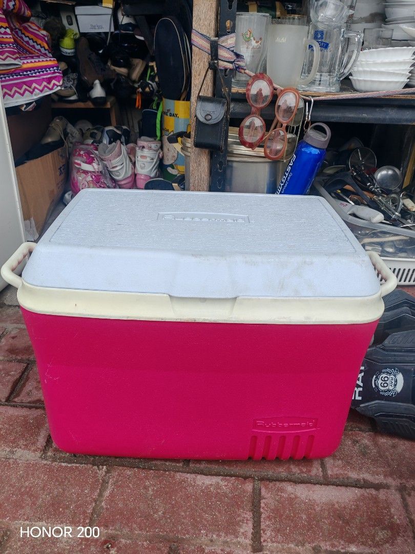 Rubbermaid Cooler Box - Red and White (Category: Food Organization & Storage) located in Manila. Submitted by mariceloch01539 (Listing ID 1458896357, Image 1). Description: - Durable Rubbermaid cooler box - Classic red base with white lid - Bright light blue interior - Ideal for picnics, camping trips, and parties - Sturdy side handles for convenient carrying - Shows minor scuffs from normal use, but fully functional - Approximate dimensions: 22"