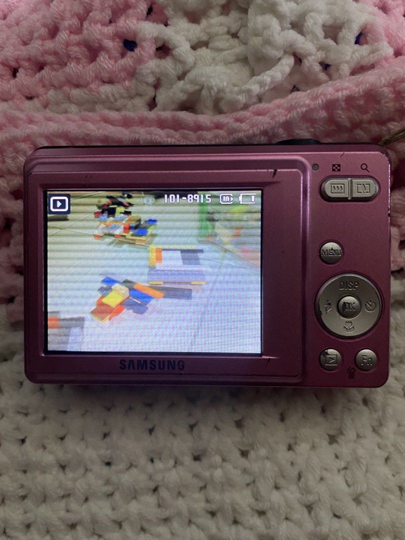 Samsung ES60 (Category: Cameras) located in Manila. Submitted by digi.bylei (Listing ID 1459004435, Image 3). Description: MUST READ ‼️‼️ specs: - 12.2mp, 1/2.33 CCD sensor, 3x optical zoom - super crisp outputs! inclusions: - unit - battery - charger - sd card - strap issues: - lines along the screen, output affected if super bright area ( see last slide) mod: meetup, lalamove, or jnt mop: gcash or maya location: ubelt, españa .