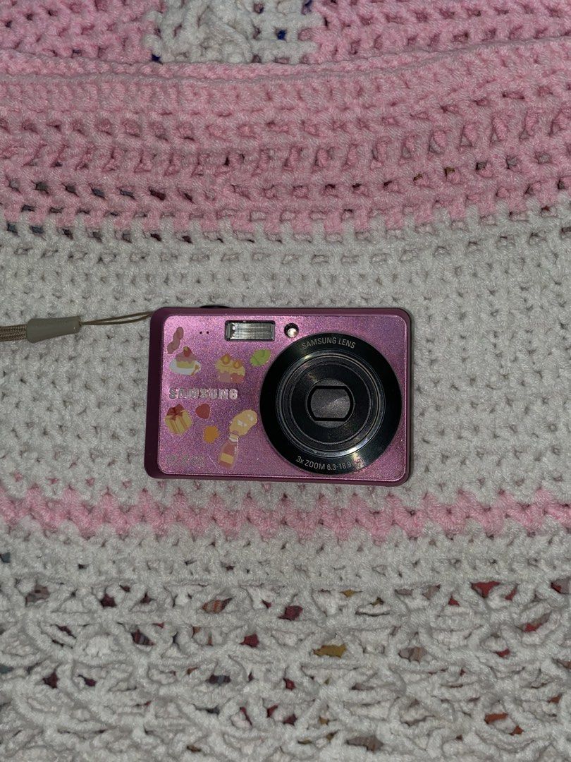 Samsung ES60 (Category: Cameras) located in Manila. Submitted by digi.bylei (Listing ID 1459004435, Image 1). Description: MUST READ ‼️‼️ specs: - 12.2mp, 1/2.33 CCD sensor, 3x optical zoom - super crisp outputs! inclusions: - unit - battery - charger - sd card - strap issues: - lines along the screen, output affected if super bright area ( see last slide) mod: meetup, lalamove, or jnt mop: gcash or maya location: ubelt, españa .