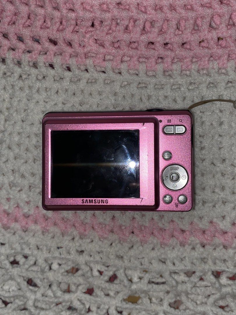 Samsung ES60 (Category: Cameras) located in Manila. Submitted by digi.bylei (Listing ID 1459004435, Image 2). Description: MUST READ ‼️‼️ specs: - 12.2mp, 1/2.33 CCD sensor, 3x optical zoom - super crisp outputs! inclusions: - unit - battery - charger - sd card - strap issues: - lines along the screen, output affected if super bright area ( see last slide) mod: meetup, lalamove, or jnt mop: gcash or maya location: ubelt, españa .