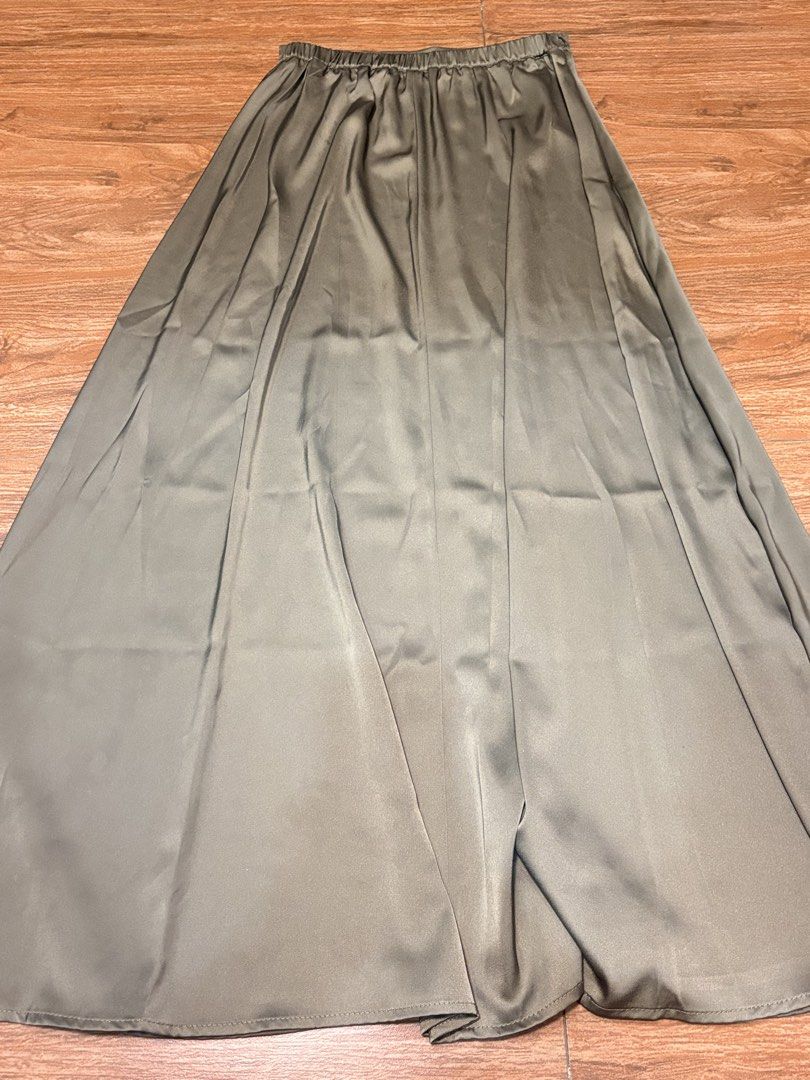 Satin Olive Green Midi Skirt (Category: Skirts) located in Cainta. Submitted by jeannedbj (Listing ID 1459078292, Image 2). Description: - Olive green satin midi skirt - Elastic waistband - Flowy and lightweight material - Bought in Thailand.