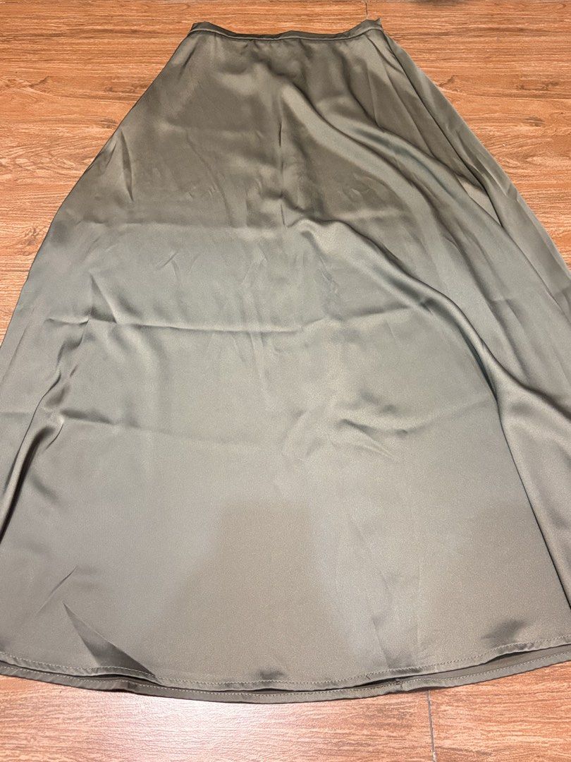Satin Olive Green Midi Skirt (Category: Skirts) located in Cainta. Submitted by jeannedbj (Listing ID 1459078292, Image 1). Description: - Olive green satin midi skirt - Elastic waistband - Flowy and lightweight material - Bought in Thailand.