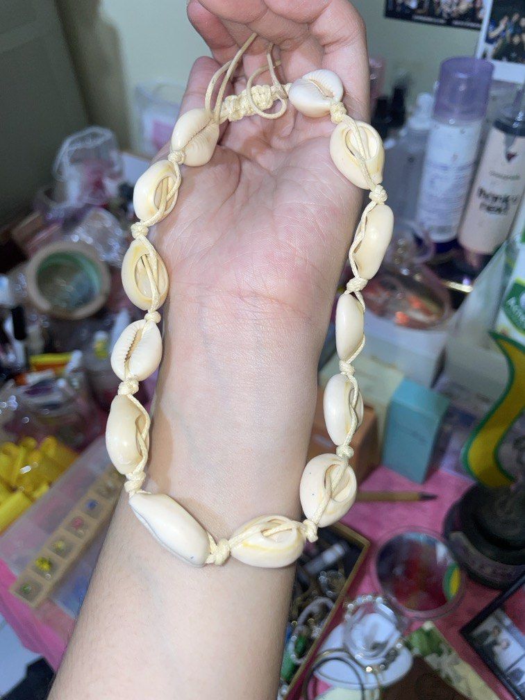 Shell beach necklace (Category: Necklaces) located in Bulacan. Submitted by ohyul.06 (Listing ID 1458993772, Image 1). Description: bought this for 300 pesos at Elyuuu.