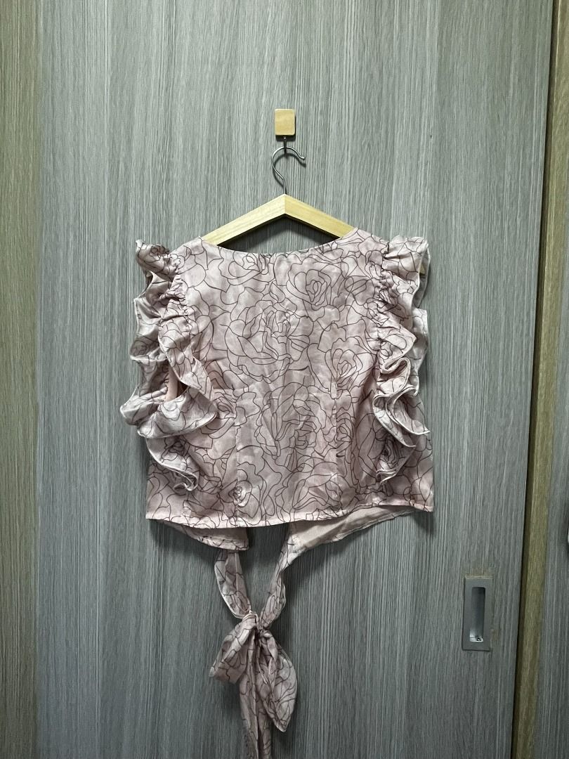 Simplee Dusty Pink Floral Satin Ruffle Wrap Top (Category: Blouses) located in Taguig. Submitted by joyarellano (Listing ID 1459057672, Image 2). Description: small on tag - gorg wrap-around!! perfect for dressy outfits - letting this go bc it doesn't fit me anymore Condition: 10/10 🧺 all photos are shot under natural light, raw & unfiltered 🧺 color may slightly vary in person due to lighting/phone settings ☁️ MOP: BPI/GCash Tags: #wraptop #sat