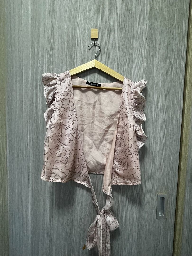 Simplee Dusty Pink Floral Satin Ruffle Wrap Top (Category: Blouses) located in Taguig. Submitted by joyarellano (Listing ID 1459057672, Image 1). Description: small on tag - gorg wrap-around!! perfect for dressy outfits - letting this go bc it doesn't fit me anymore Condition: 10/10 🧺 all photos are shot under natural light, raw & unfiltered 🧺 color may slightly vary in person due to lighting/phone settings ☁️ MOP: BPI/GCash Tags: #wraptop #sat