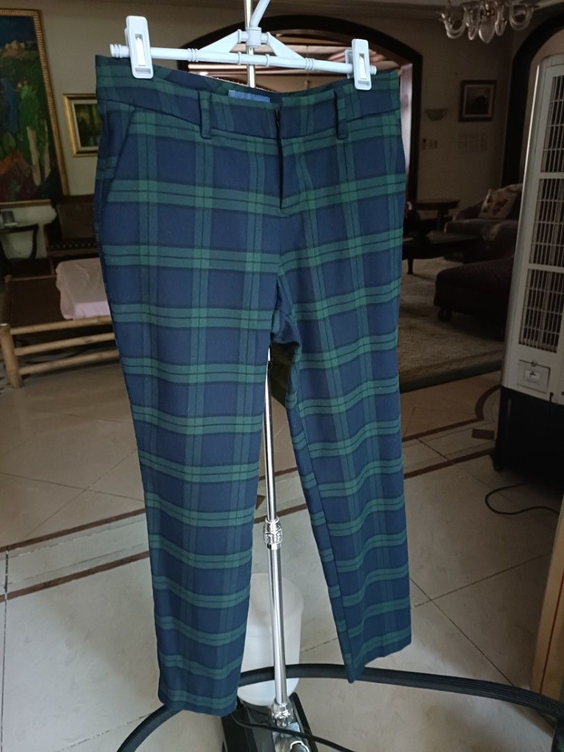 Size XS Old Navy checkered plaid trousers (Category: Other Bottoms) located in Makati City. Submitted by supersellersara (Listing ID 1458929787, Image 1). Description: mid waist trousers, sits below navel. best fits waist 24-25 no stain, no damage but some pilling from regular use all closures are original warm, wool blend material. GCash paymemt. makati location strictly no refunds or returns.