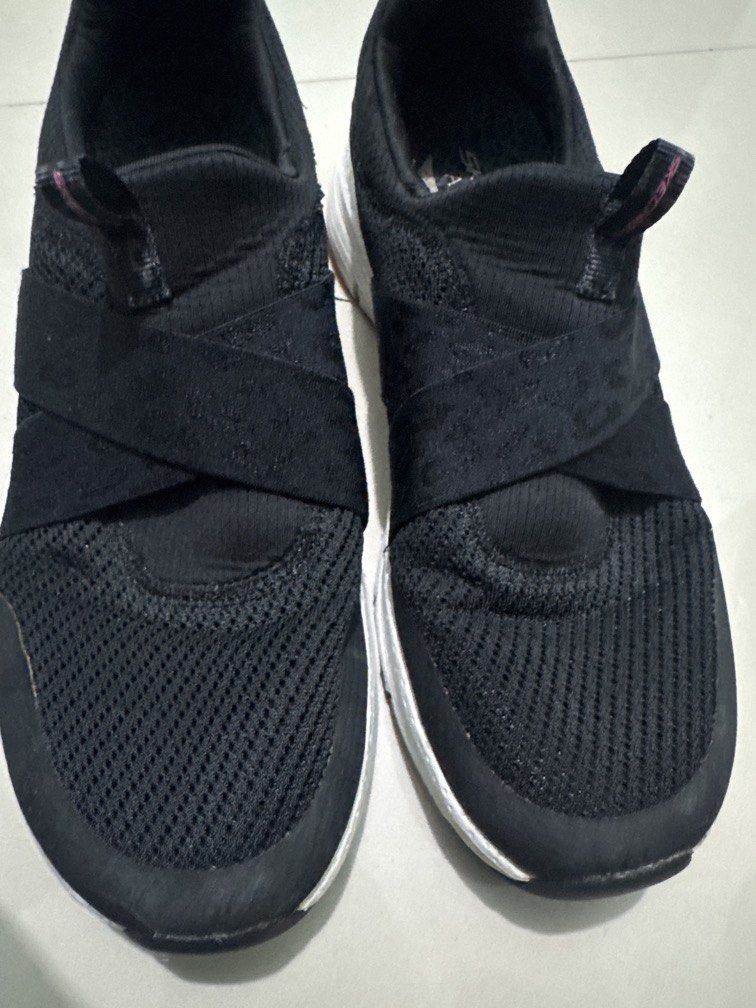 Sketchers air cooled arch fit (Category: Sneakers) located in Manila. Submitted by xxxmjayne (Listing ID 1459043554, Image 2). Description: Hnd na naggamit Labhan lang Na stock sa lalagyan Orig sketchers Ok ang soles.