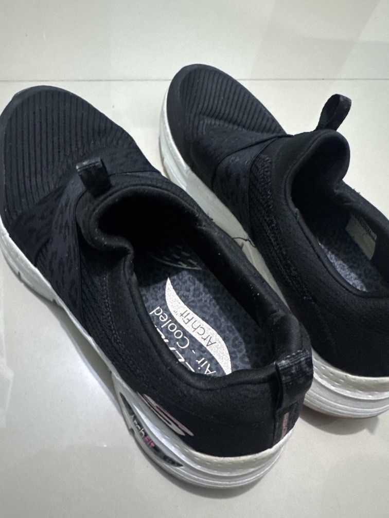 Sketchers air cooled arch fit (Category: Sneakers) located in Manila. Submitted by xxxmjayne (Listing ID 1459043554, Image 1). Description: Hnd na naggamit Labhan lang Na stock sa lalagyan Orig sketchers Ok ang soles.