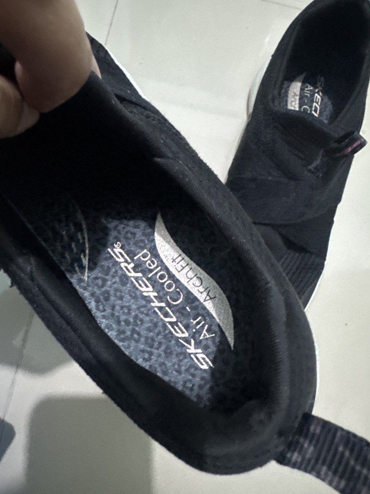Sketchers air cooled arch fit (Category: Sneakers) located in Manila. Submitted by xxxmjayne (Listing ID 1459043554, Image 3). Description: Hnd na naggamit Labhan lang Na stock sa lalagyan Orig sketchers Ok ang soles.