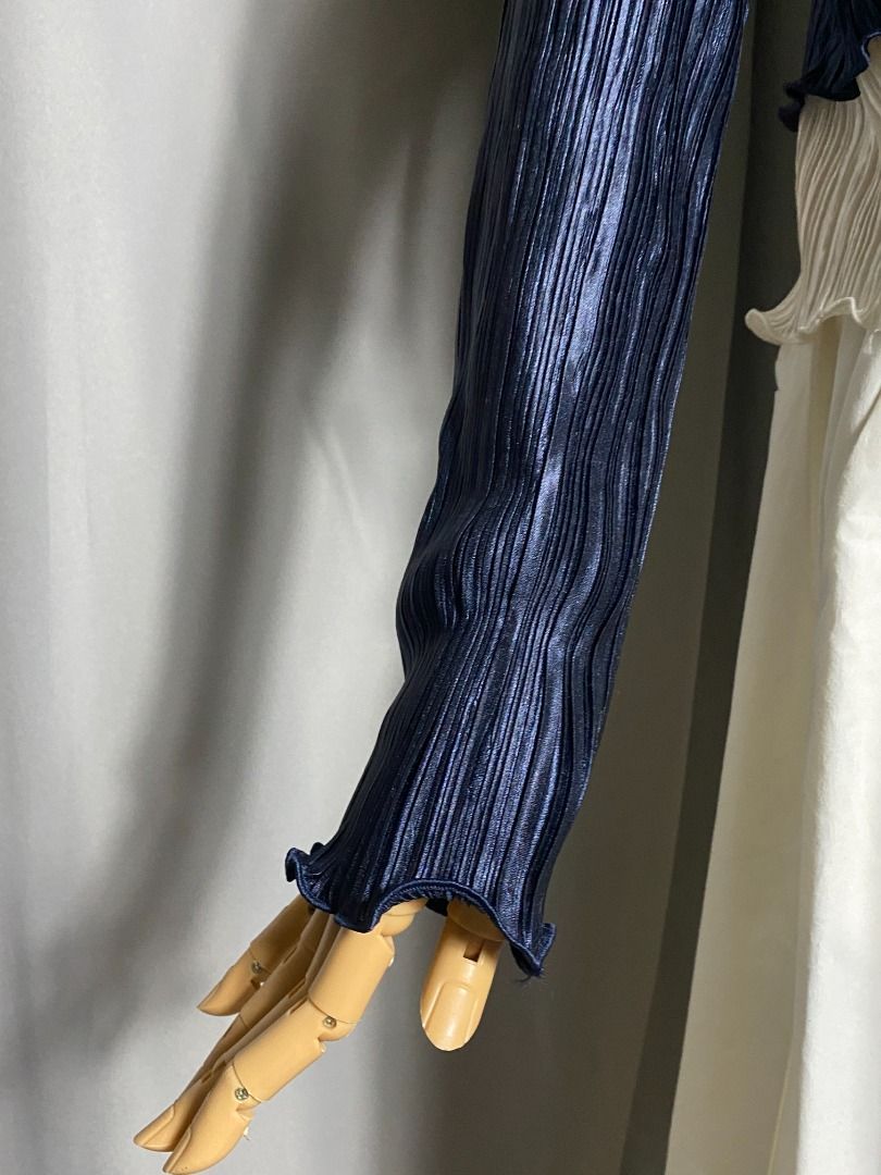 Soft Silky Navy Blue Pleated with white ruffle hem (Category: Longsleeves) located in Las Pinas. Submitted by ipickyou (Listing ID 1459041010, Image 3). Description: Unwashed Condition: 10/10 𝗠𝗲𝗮𝘀𝘂𝗿𝗲𝗺𝗲𝗻𝘁𝘀 𝘄𝗵𝗲𝗻 𝗹𝗮𝗶𝗱 𝗳𝗹𝗮𝘁: -Shoulder to shoulder: 19 1/2” -Armpit to armpit: 23” -Length: 18 1/2”.