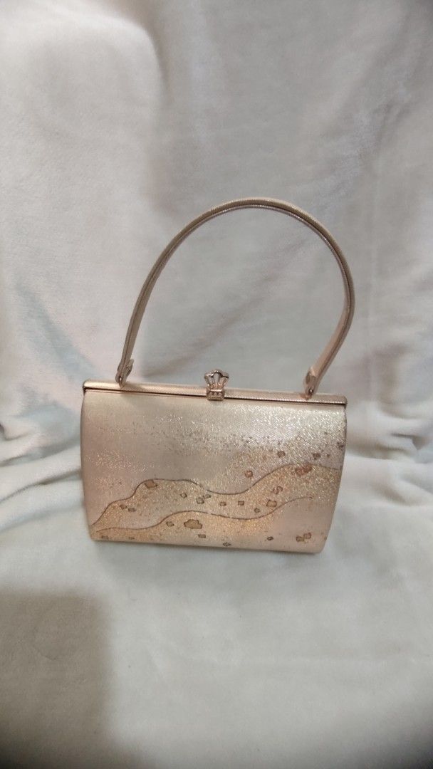 Sparkly Rose Gold Clutch Bag with Handle (Category: Clutches) located in Manila. Submitted by annetteasi22390 (Listing ID 1458950804, Image 1). Description: - Cute sparkly clutch bag - Rose gold color with textured pattern - Features a small handle - Interior card slots for convenience - Ideal for parties and special occasions - Approximately 8 inches wide.