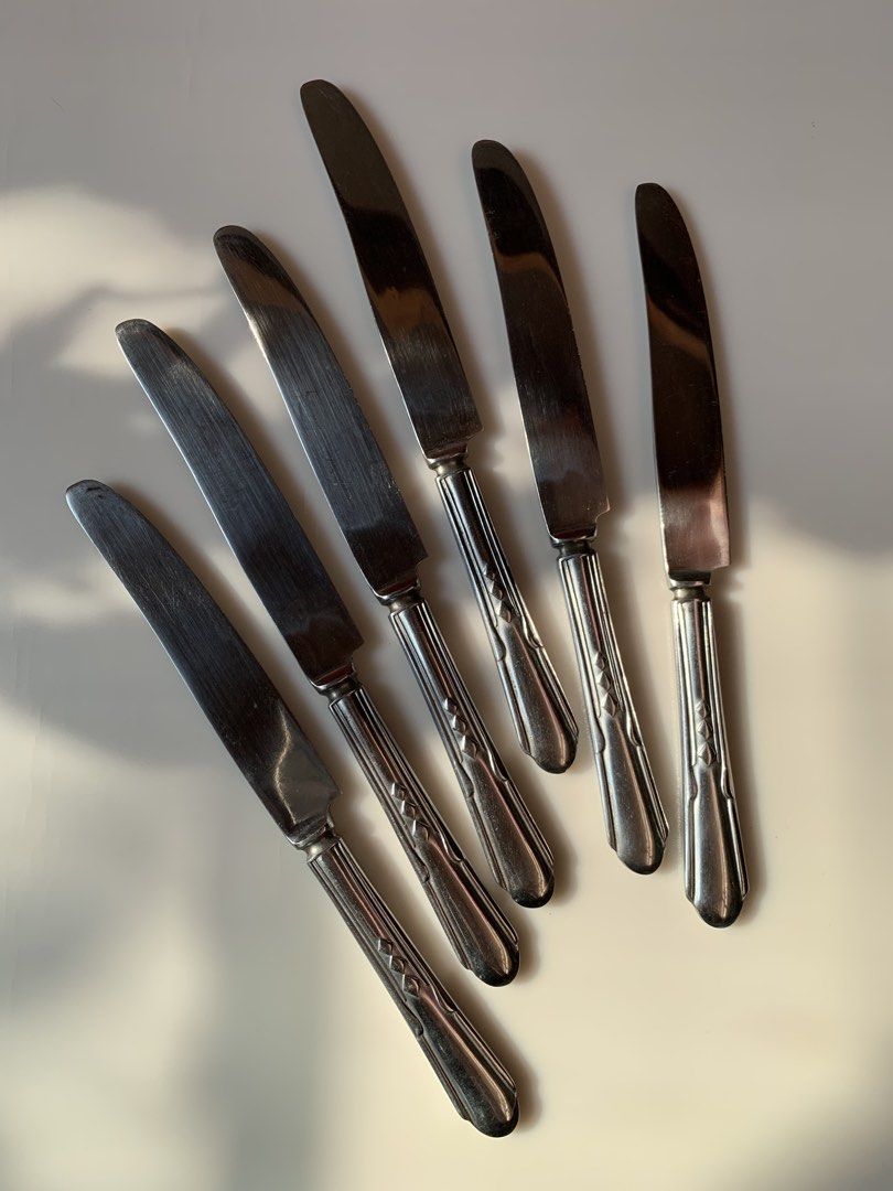Stainless Steel Flatware Set – 16 Pieces (Category: Dinnerware & Cutlery) located in Tandag. Submitted by jeason_22 (Listing ID 1458959704, Image 2). Description: Set Includes: * 6 Dinner Knives * 5 Dinner Forks * 5 Tablespoons/Soup Spoons * Total: 16 Pieces Condition: * Good vintage condition * Normal signs of use and light surface scratches consistent with age * No major dents, bends, or damage observed Material: * Stainless Steel Features: ✔ E