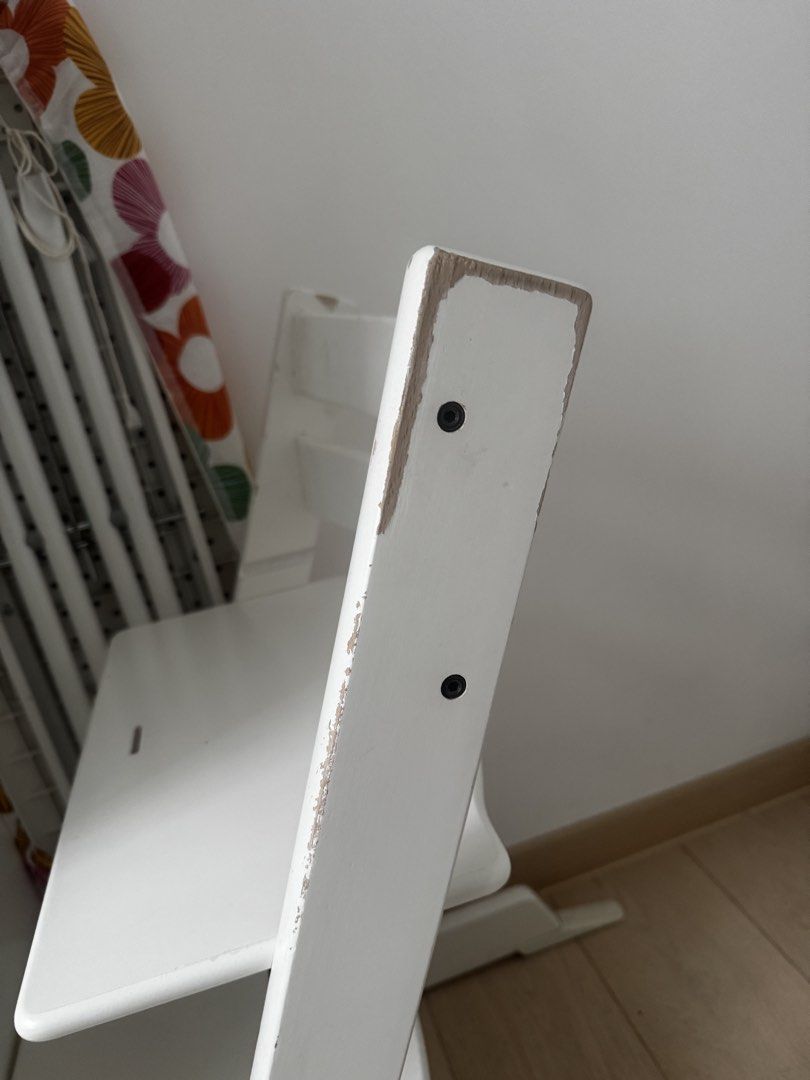 Stokke Tripp Trapp High Chair with Full Set - Baby Set, Tray, Harness, Cushion （分類：兒童傢具 - 桌子及椅子）位於 Hong Kong。 由 missy227 提交（商品編號 1458394658，圖片 3）。簡介： White Stokke Tripp Trapp high chair. There are stuff marks as pictured Includes the baby set, tray (not in photo) that clips on and harness (seat belt) - all original Stokke parts. Also comes star-patterned cushion set for the seat and backrest.。