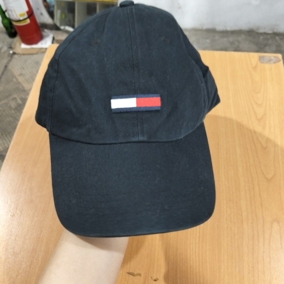 Tommy Hilfiger Cap (Category: Other Accessories) located in El Salvador. Submitted by francheskaukayukay (Listing ID 1458949786, Image 1). Description: .