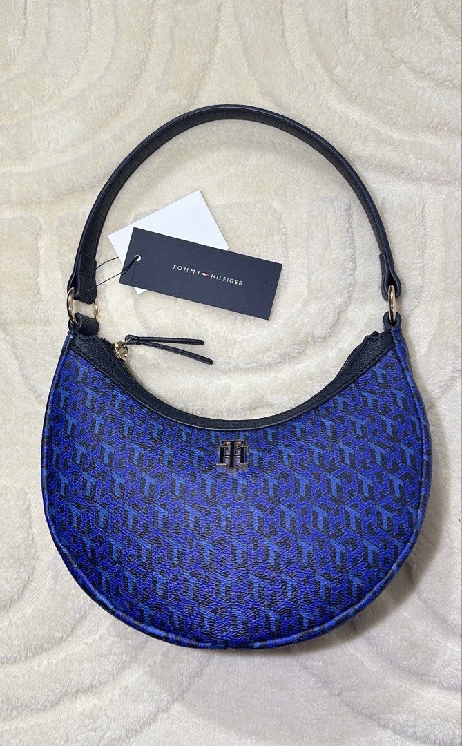 TOMMY HILFIGER SHOULDER BAG (Category: Luxury Bags & Wallets) located in Santa Maria. Submitted by asdfghzl (Listing ID 1459024487, Image 1). Description: TH CRESCENT SHOULDER BAG NAVY BLUE NEVER BEEN USED FROM 🇨🇦 .