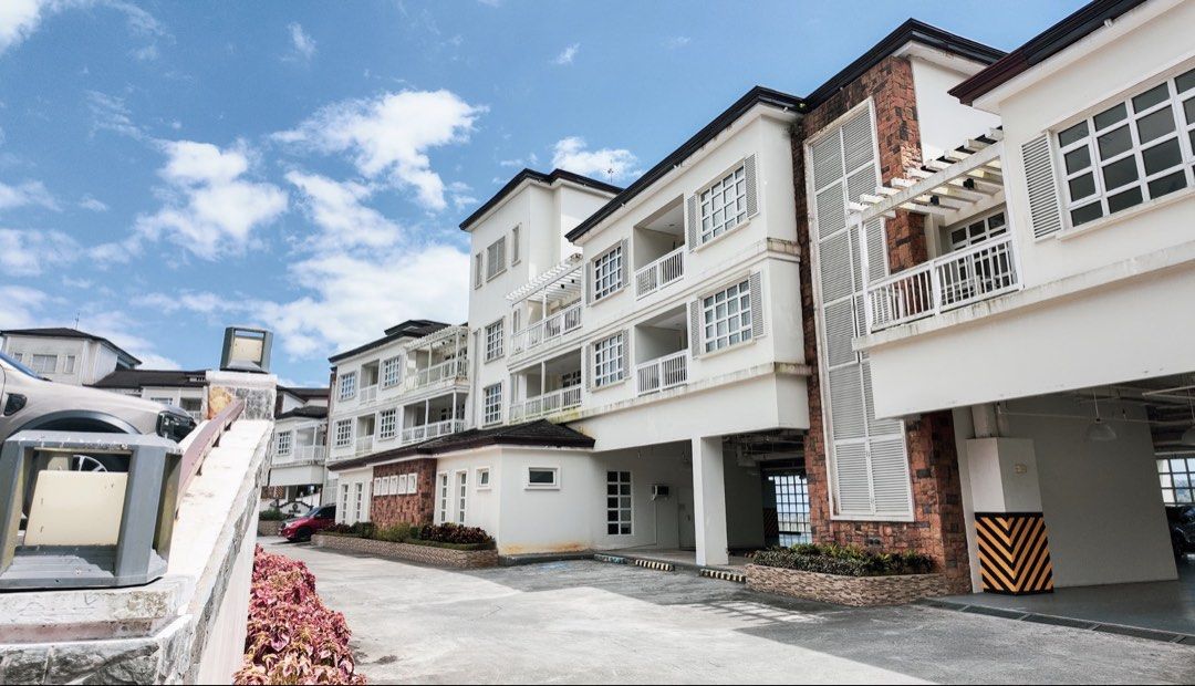 Twin lakes condo Shiraz (Category: Apartments & Condos) located in San Pedro. Submitted by topgallen (Listing ID 1459036090, Image 1). Description: Twin lakes condominium Shiraz model 27.8 sqm FA Interior decorated Fully furnished 1 parking slot inside the building RFO Clean title TCP 6.9m.