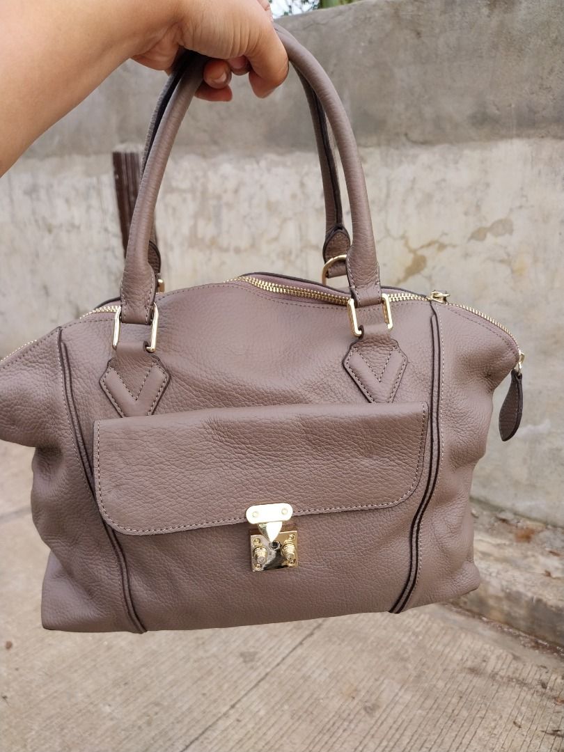 ukay bags/second hand (Category: Luxury Bags & Wallets) located in Caloocan City. Submitted by gentleforest.e6775a (Listing ID 1458983530, Image 1). Description: we ship nationwide .