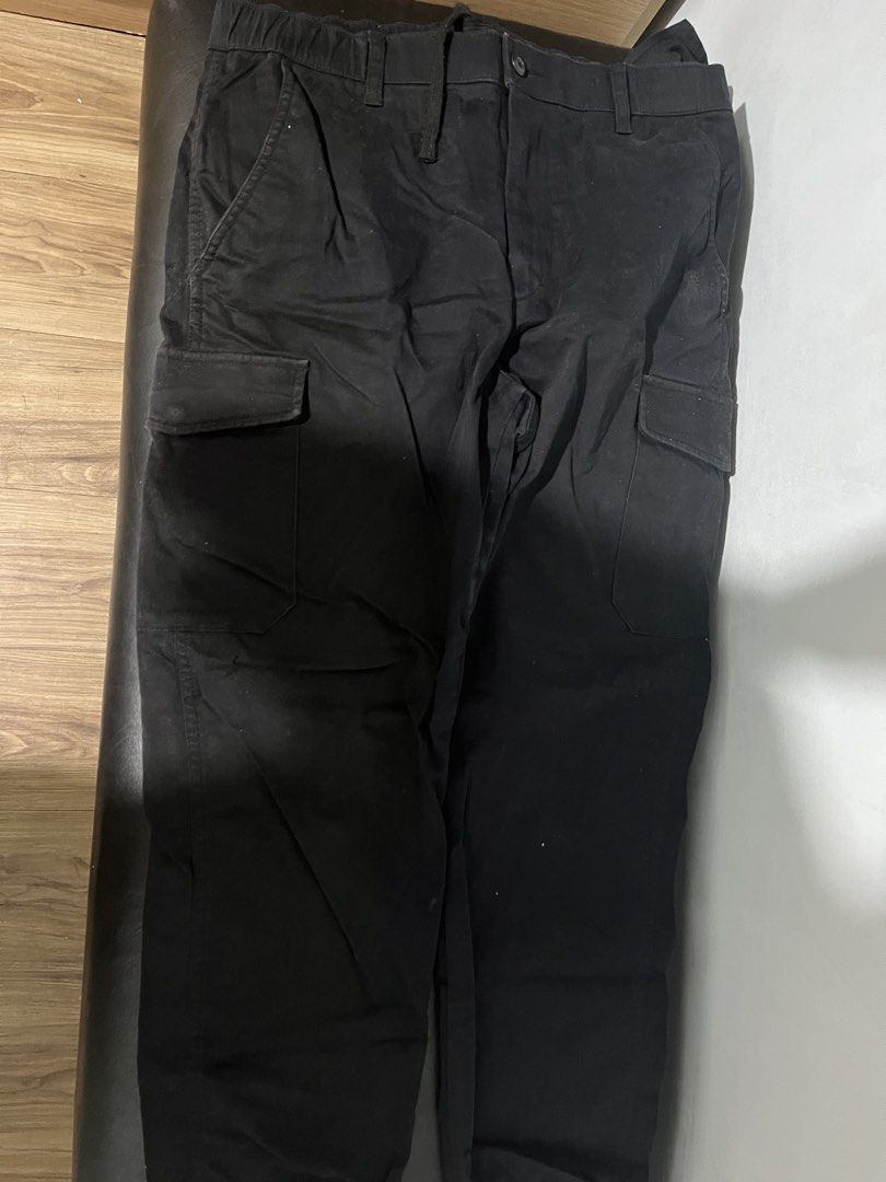 UNIQLO Black Cargo Jogger Pants M (Category: Joggers) located in Taguig. Submitted by sneakerhead6767 (Listing ID 1459008859, Image 1). Description: - UNIQLO Black Cargo Pants - Size: Medium (Waist 76-84cm) - Material: Cotton Blend - Features: Drawstring, Pockets - Origin: Made in Vietnam - Style: Perfect for casual wear.