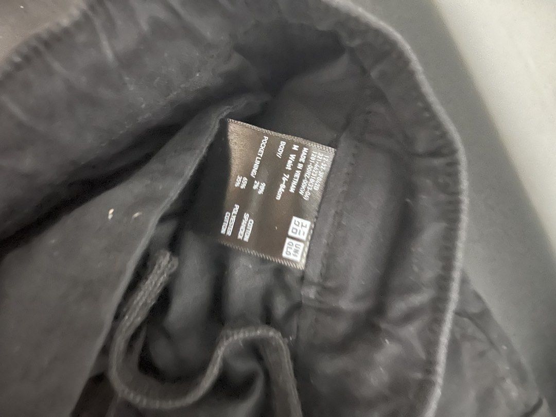 UNIQLO Black Cargo Jogger Pants M (Category: Joggers) located in Taguig. Submitted by sneakerhead6767 (Listing ID 1459008859, Image 2). Description: - UNIQLO Black Cargo Pants - Size: Medium (Waist 76-84cm) - Material: Cotton Blend - Features: Drawstring, Pockets - Origin: Made in Vietnam - Style: Perfect for casual wear.