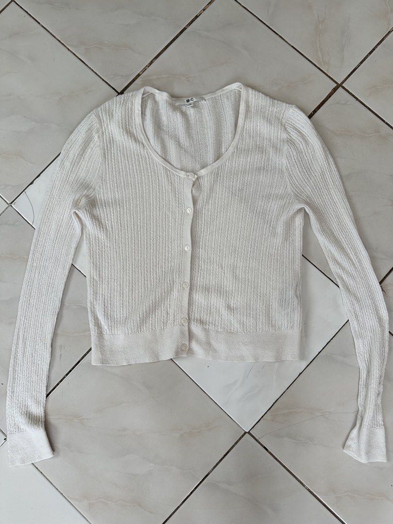 Uniqlo cardigan white (Category: Coats, Jackets and Outerwear) located in Manila. Submitted by marielpit11241 (Listing ID 1459014705, Image 1). Description: Authentic Size M on tag Good as new condition No issue Location: Guadalupe.