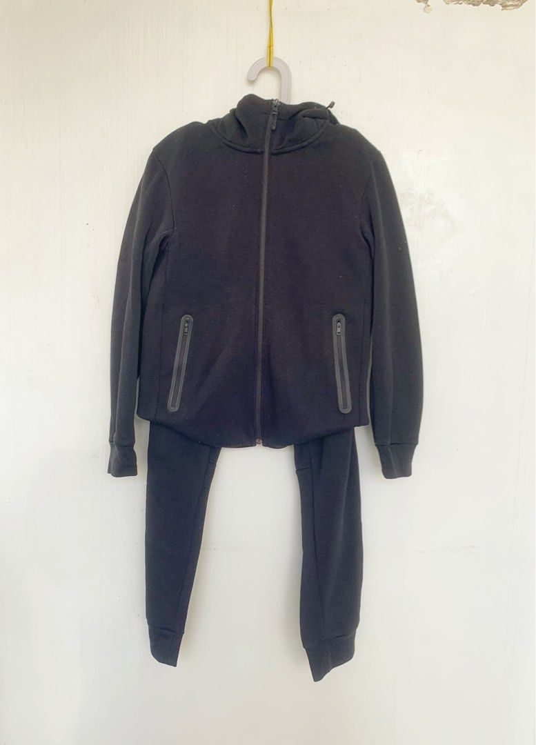 Uniqlo complete tech fleece Medium (Category: Coats, Jackets and Outerwear) located in Quezon City. Submitted by jpenal71 (Listing ID 1459064408, Image 1). Description: Complete uniqlo tech fleece Jacket and Pants Medium Jacket - 26x19.5 inches LxW Pants - 38 inches Length, 15 inches Width Sold as set 1700 freeshipping via j&t Gcash/bpi Antipolo Rizal.