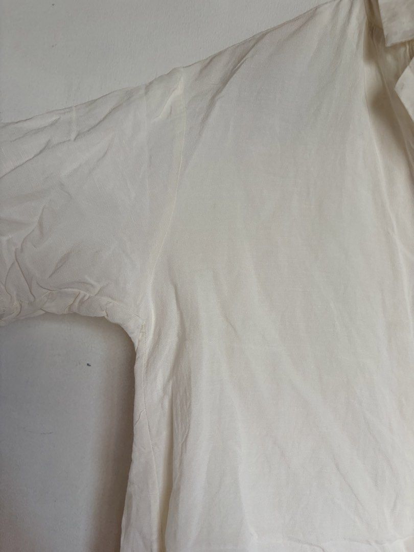 Uniqlo Linen Cream Collared Top (Category: Blouses) located in Malabon City. Submitted by diyenss (Listing ID 1458976627, Image 3). Description: —used, in good condition —S size, cream color —no laid flat measurements —no when worn mop: gcash or bdo mod: sdd or gogo xpress loc: malabon city.