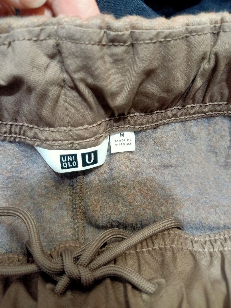 Uniqlo unisex joggers (Category: Joggers) located in Pasig City. Submitted by urdal01 (Listing ID 1458978651, Image 2). Description: goodcondition/like new unisex jogger makapal yong tela kasya sa bewang 35 to 36 garterize may tali.
