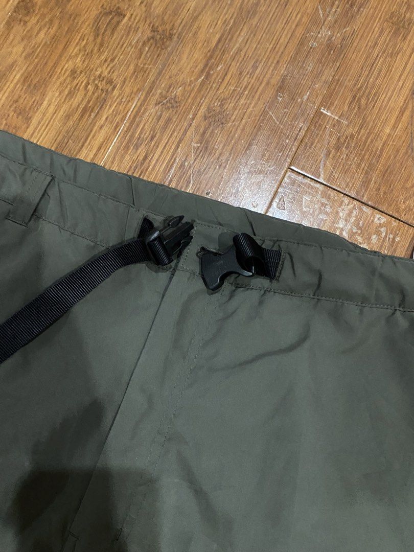 UNIQLO Nylon Utility pants (Category: Trousers) located in Pasig City. Submitted by vino_08 (Listing ID 1459006264, Image 2). Description: UNIQLO Utility pants XL on tag (38-41x41) Issue: 3rd photo 650 pesos only.