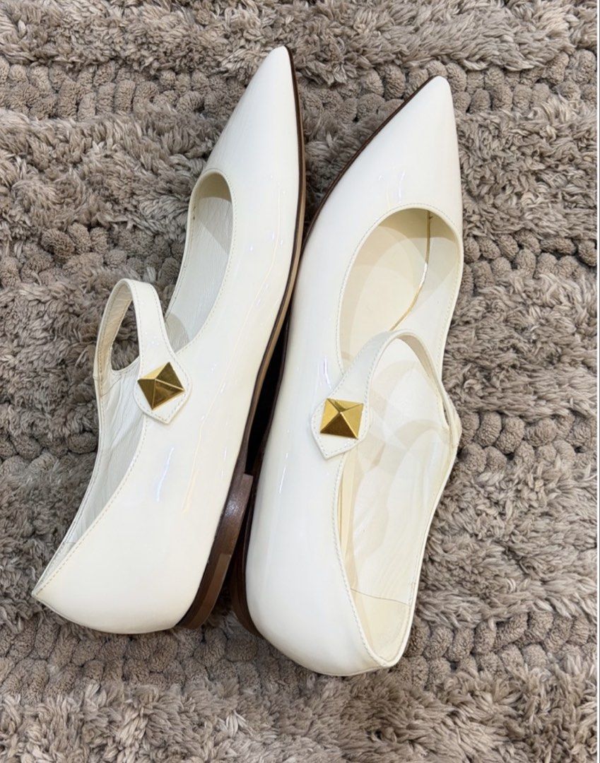 Valentino Shoes (Category: Flats & Sandals) located in Quezon City. Submitted by declutteringcloset18 (Listing ID 1459080359, Image 1). Description: Unused, size 6 Retails 30k+.