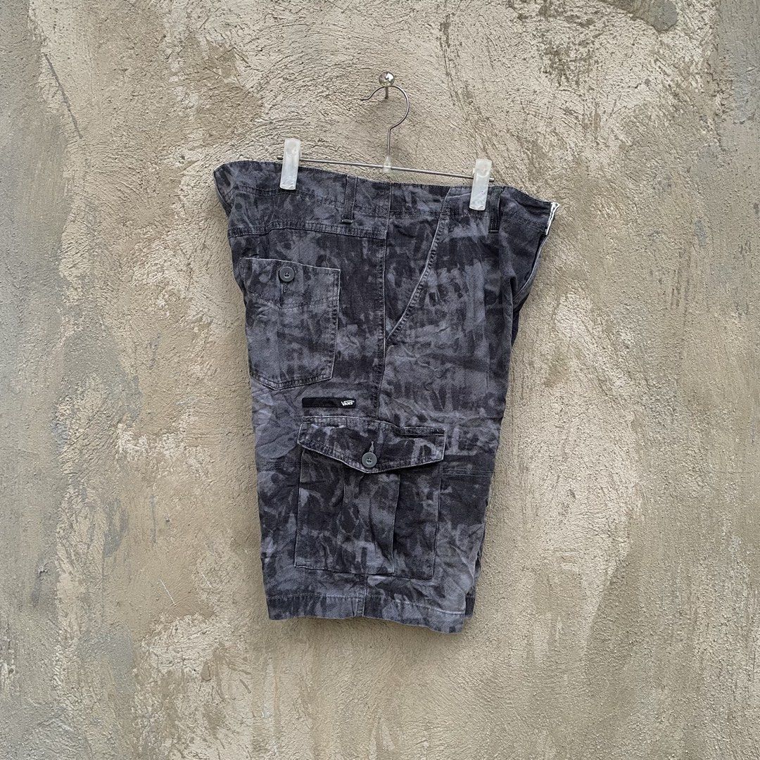 Vans Abstract Design Cargo Shorts (Category: Shorts) located in Cebu City. Submitted by jaydeeace (Listing ID 1459021044, Image 2). Description: Vans Abstract Design Cargo Shorts Waist 34 Length 22 | Leg Open 11 Excellent condition 9.5/10 color rate Dm if Interested 📩.