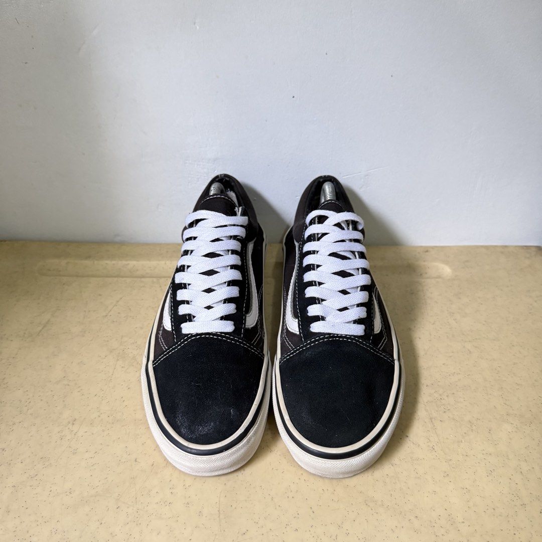 VANS OLD SKOOL BLACK 9.5 (Category: Sneakers) located in Quezon City. Submitted by sharatraycooo (Listing ID 1458985986, Image 2). Description: VANS OLD SKOOL BLACK US MEN 9.5 US WOMEN 11 EURO 42.5.