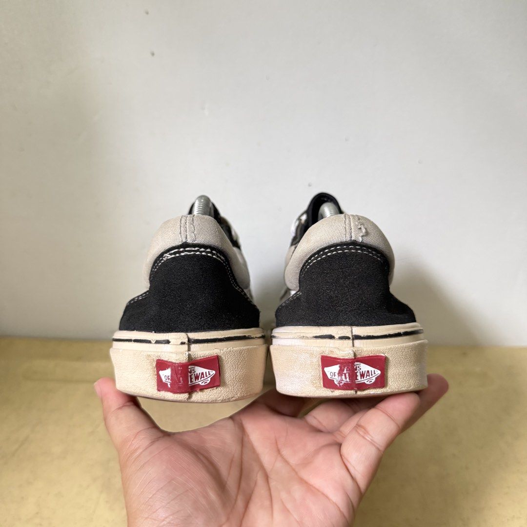 VANS OLD SKOOL NAVY (Category: Sneakers) located in Quezon City. Submitted by sharatraycooo (Listing ID 1458986194, Image 3). Description: VANS OLD SKOOL NAVY US MEN 9 US WOMEN 10.5 EURO 42.